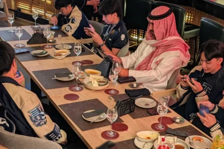 الأمير فيصل بن بندر يشارك أبطال العالم في جلسة لعب تاريخية بعد التتويج ببطولة MSC 2025